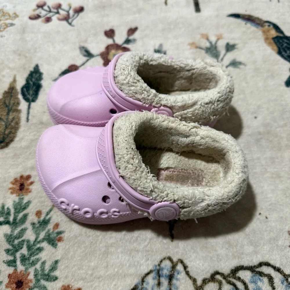 CROCS pink Fuzzy Lined Clogs size 9